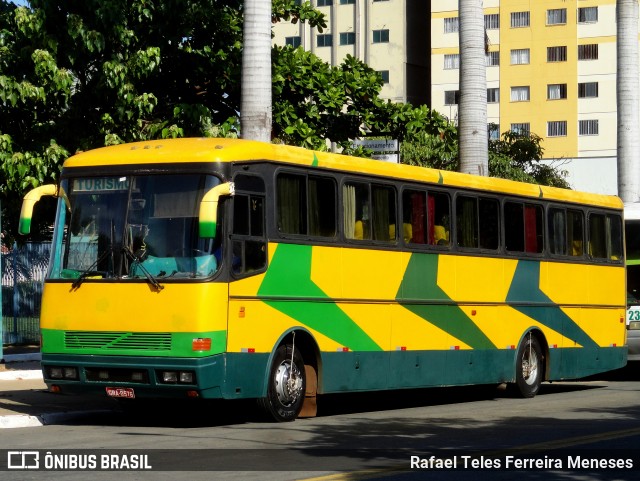 Ônibus Particulares 8576 na cidade de Goiânia, Goiás, Brasil, por Rafael Teles Ferreira Meneses. ID da foto: 11688711.