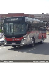 Pêssego Transportes 4 7054 na cidade de São Paulo, São Paulo, Brasil, por LUIS FELIPE CANDIDO NERI. ID da foto: :id.
