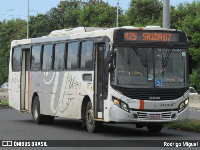 UniRio Transportes RJ 228.037 na cidade de Rio de Janeiro, Rio de Janeiro, Brasil, por Rodrigo Miguel. ID da foto: 11693240.