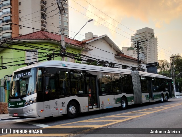 Via Sudeste Transportes S.A. 5 2800 na cidade de São Paulo, São Paulo, Brasil, por Antonio Aleixo. ID da foto: 11704632.