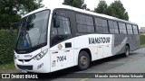 VansTour Transportes 7004 na cidade de Pinhais, Paraná, Brasil, por Marcelo Junior Ribeiro Schuartz. ID da foto: :id.
