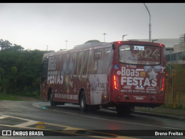 Pêssego Transportes 4 7242 na cidade de São Paulo, São Paulo, Brasil, por Breno Freitas. ID da foto: 11722657.