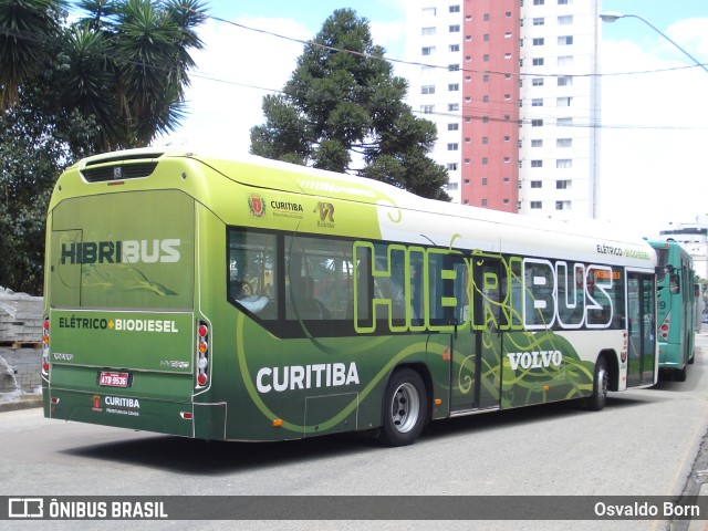 Volvo Hibribus na cidade de Curitiba, Paraná, Brasil, por Osvaldo Born. ID da foto: 11746929.