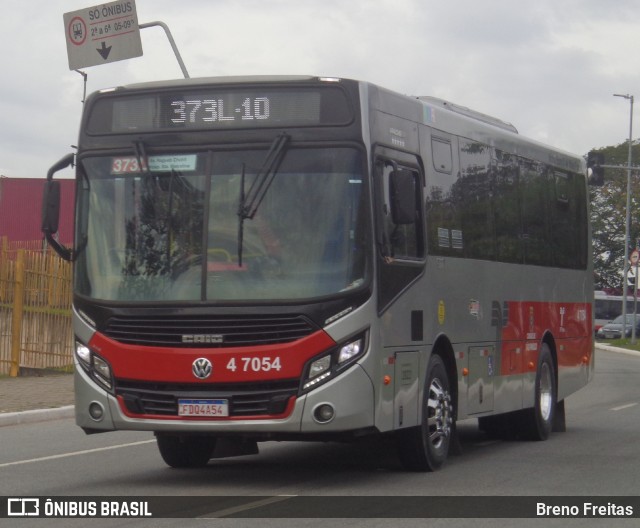 Pêssego Transportes 4 7054 na cidade de São Paulo, São Paulo, Brasil, por Breno Freitas. ID da foto: 11761098.