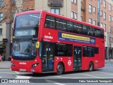 Metroline VMH2548 na cidade de London, Greater London, Inglaterra, por Fábio Takahashi Tanniguchi. ID da foto: :id.