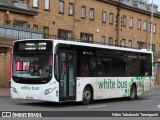 White Bus 80 na cidade de Kingston upon Thames, Surrey, Inglaterra, por Fábio Takahashi Tanniguchi. ID da foto: :id.