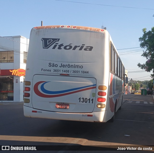Expresso Vitória de Transportes 13011 na cidade de São Jerônimo, Rio Grande do Sul, Brasil, por Joao Victor da costa. ID da foto: 11899156.