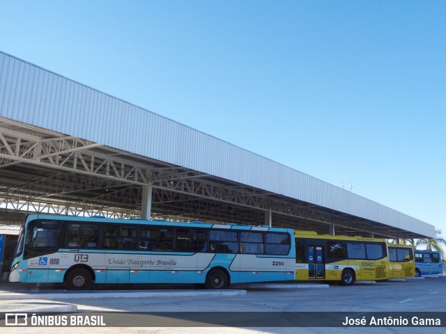 UTB - União Transporte Brasília 2250 na cidade de Gama, Distrito Federal, Brasil, por José Antônio Gama. ID da foto: 11905239.