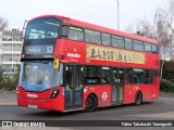 Metroline VWH2371 na cidade de London, Greater London, Inglaterra, por Fábio Takahashi Tanniguchi. ID da foto: :id.