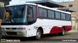 Ônibus Particulares 8A15 na cidade de Divinópolis, Minas Gerais, Brasil, por David Wellington. ID da foto: :id.