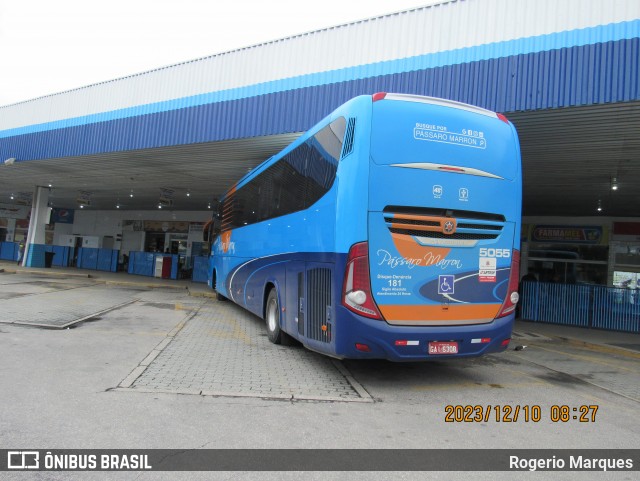 Empresa de Ônibus Pássaro Marron 5055 na cidade de Caraguatatuba, São Paulo, Brasil, por Rogerio Marques. ID da foto: 11846213.