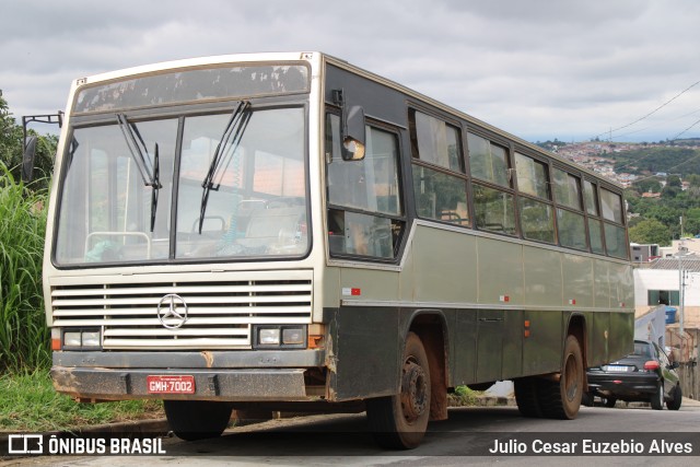 Ônibus Particulares 7002 na cidade de Três Corações, Minas Gerais, Brasil, por Julio Cesar Euzebio Alves. ID da foto: 11935882.