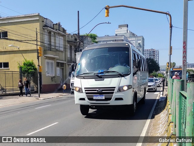 Ônibus Particulares 9J86 na cidade de Porto Alegre, Rio Grande do Sul, Brasil, por Gabriel Cafruni. ID da foto: 11943739.
