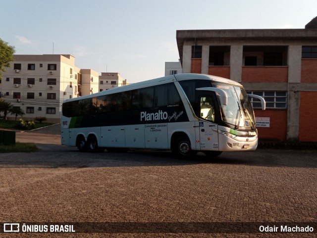 Planalto Transportes 1810 na cidade de Santa Maria, Rio Grande do Sul, Brasil, por Odair Machado. ID da foto: 11945946.