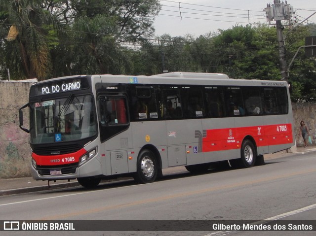 Pêssego Transportes 4 7085 na cidade de São Paulo, São Paulo, Brasil, por Gilberto Mendes dos Santos. ID da foto: 11950488.
