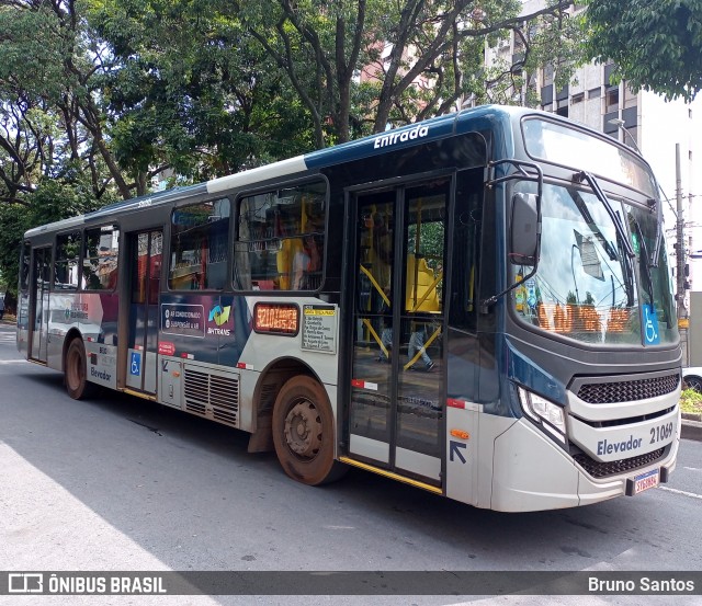 SM Transportes 21069 na cidade de Belo Horizonte, Minas Gerais, Brasil, por Bruno Santos. ID da foto: 11912725.