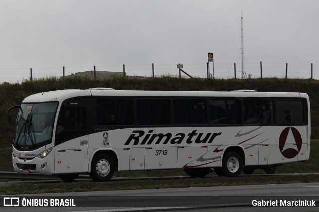 Rimatur Transportes 3719 na cidade de Curitiba, Paraná, Brasil, por Gabriel Marciniuk. ID da foto: 11957799.
