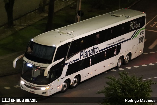 Planalto Transportes 2553 na cidade de Curitiba, Paraná, Brasil, por Rodrigo Matheus. ID da foto: 11968921.
