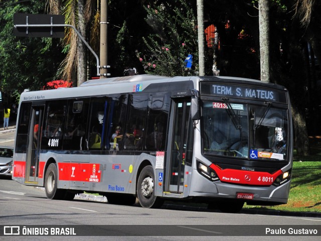 Express Transportes Urbanos Ltda 4 8011 na cidade de São Paulo, São Paulo, Brasil, por Paulo Gustavo. ID da foto: 11970519.