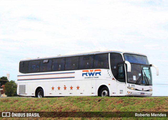 RWR Transporte Escolar e Locação 1560 na cidade de Marília, São Paulo, Brasil, por Roberto Mendes. ID da foto: 11973093.