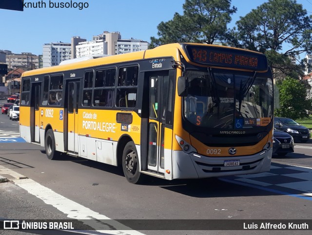 Companhia Carris Porto-Alegrense 0092 na cidade de Porto Alegre, Rio Grande do Sul, Brasil, por Luis Alfredo Knuth. ID da foto: 12056097.