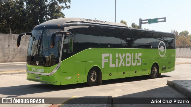 FlixBus J1360 na cidade de Huechuraba, Santiago, Metropolitana de Santiago, Chile, por Ariel Cruz Pizarro. ID da foto: 12057535.