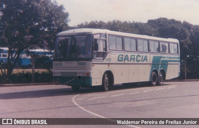 Viação Garcia 5828 na cidade de Curitiba, Paraná, Brasil, por Waldemar Pereira de Freitas Junior. ID da foto: 12055382.