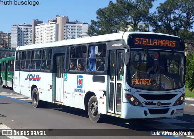 SOUL - Sociedade de Ônibus União Ltda. 7045 na cidade de Porto Alegre, Rio Grande do Sul, Brasil, por Luis Alfredo Knuth. ID da foto: 12055412.