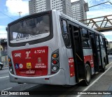 Pêssego Transportes 4 7214 na cidade de São Paulo, São Paulo, Brasil, por Gilberto Mendes dos Santos. ID da foto: :id.