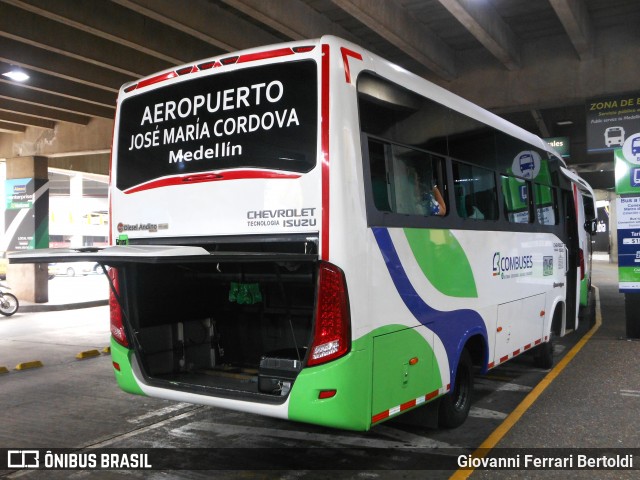 Combuses 735 na cidade de Medellín, Antioquia, Colômbia, por Giovanni Ferrari Bertoldi. ID da foto: 12060373.