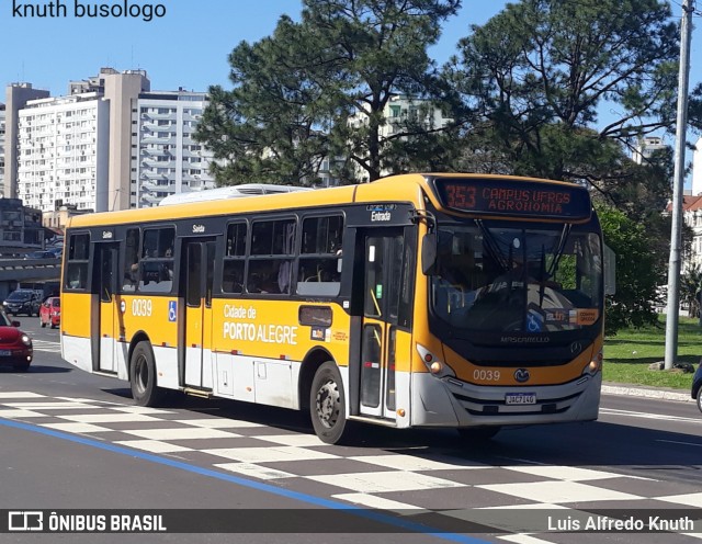 Companhia Carris Porto-Alegrense 0039 na cidade de Porto Alegre, Rio Grande do Sul, Brasil, por Luis Alfredo Knuth. ID da foto: 12058380.