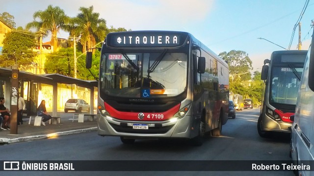 Pêssego Transportes 4 7109 na cidade de São Paulo, São Paulo, Brasil, por Roberto Teixeira. ID da foto: 12059583.