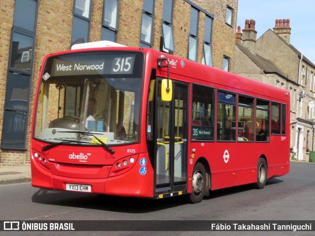 Abellio London Bus Company 8125 na cidade de London, Greater London, Inglaterra, por Fábio Takahashi Tanniguchi. ID da foto: 12059822.