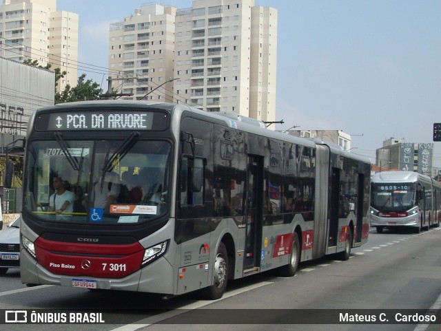 Viação Metrópole Paulista - Zona Sul 7 3011 na cidade de São Paulo, São Paulo, Brasil, por Mateus C.  Cardoso. ID da foto: 12061352.