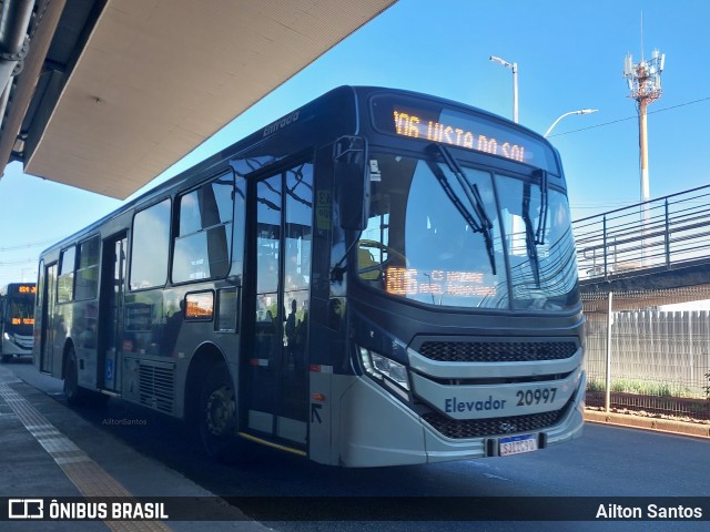 SM Transportes 20997 na cidade de Belo Horizonte, Minas Gerais, Brasil, por Ailton Santos. ID da foto: 12061645.
