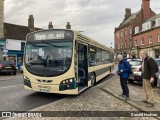 Reliance Buses 5 na cidade de Thirsk, North Yorkshire, Inglaterra, por Donald Hudson. ID da foto: :id.