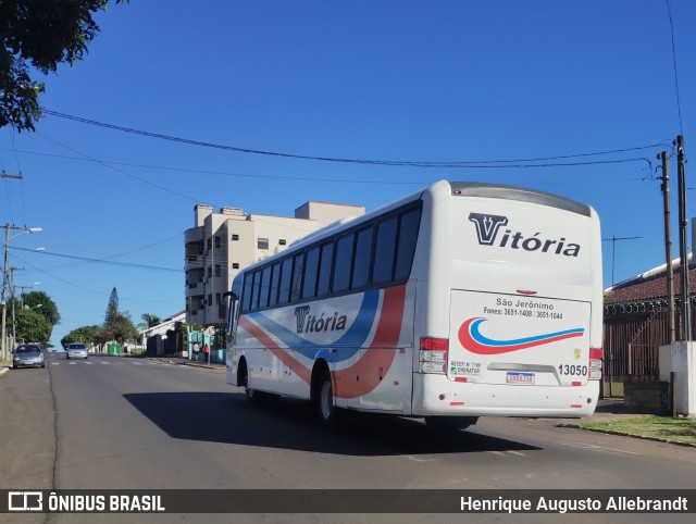 Expresso Vitória de Transportes 13050 na cidade de São Jerônimo, Rio Grande do Sul, Brasil, por Henrique Augusto Allebrandt. ID da foto: 12086468.