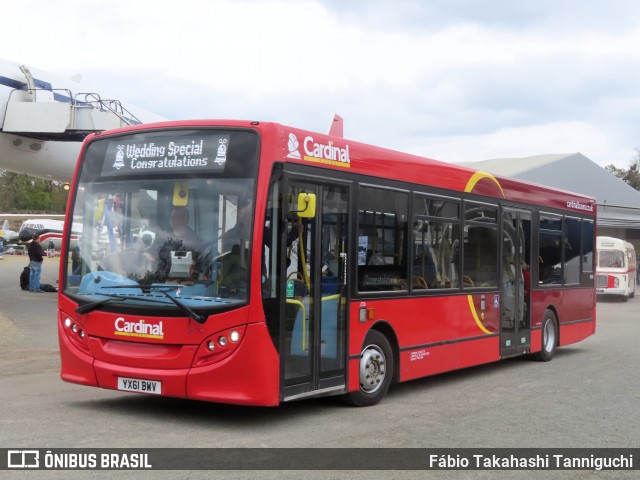 Cardinal Buses DE121 na cidade de Weybridge, Surrey, Inglaterra, por Fábio Takahashi Tanniguchi. ID da foto: 12090269.