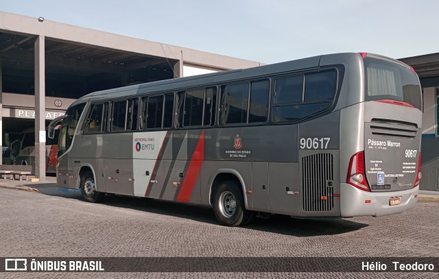Empresa de Ônibus Pássaro Marron 90617 na cidade de Cruzeiro, São Paulo, Brasil, por Hélio  Teodoro. ID da foto: 12090736.