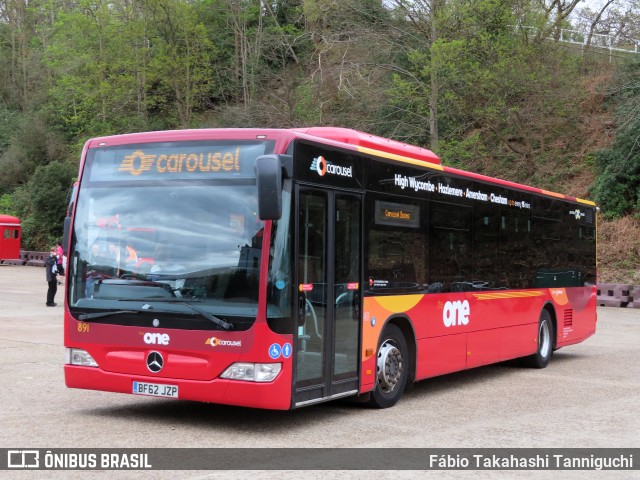 Carousel Buses 891 na cidade de Weybridge, Surrey, Inglaterra, por Fábio Takahashi Tanniguchi. ID da foto: 12096505.