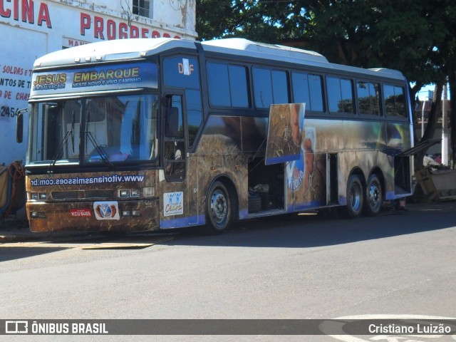 Ônibus Particulares 8465 na cidade de Junqueirópolis, São Paulo, Brasil, por Cristiano Luizão. ID da foto: 12099225.