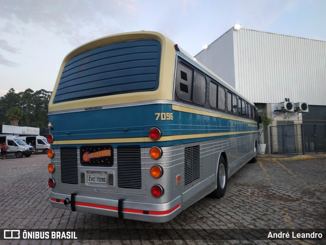 Ônibus Particulares 7096 na cidade de Caieiras, São Paulo, Brasil, por André Leandro. ID da foto: 12099669.