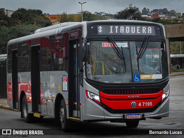Pêssego Transportes 4 7195 na cidade de São Paulo, São Paulo, Brasil, por Bernardo Lucas. ID da foto: 12100876.