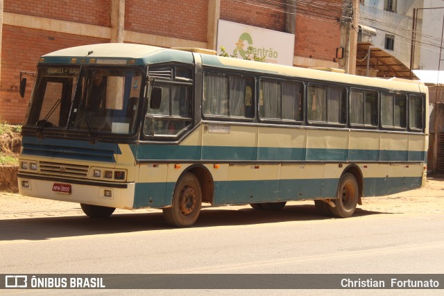 Ônibus Particulares 105 na cidade de Carangola, Minas Gerais, Brasil, por Christian  Fortunato. ID da foto: 12108778.