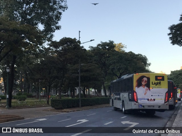 SM Transportes 20718 na cidade de Belo Horizonte, Minas Gerais, Brasil, por Quintal de Casa Ônibus. ID da foto: 12119008.