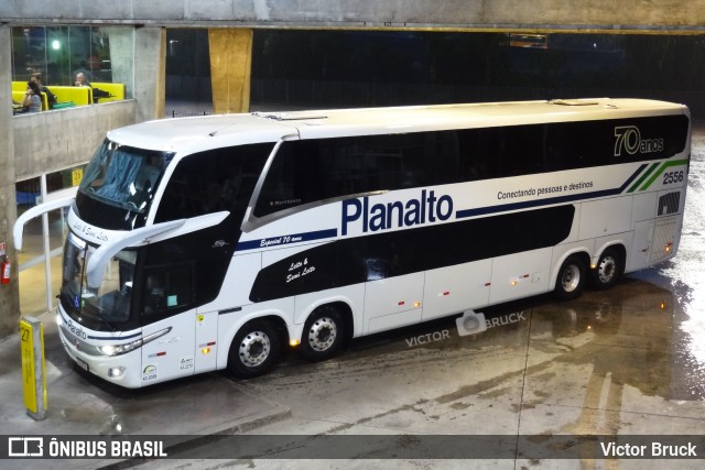 Planalto Transportes 2556 na cidade de Curitiba, Paraná, Brasil, por Victor Bruck. ID da foto: 12070413.