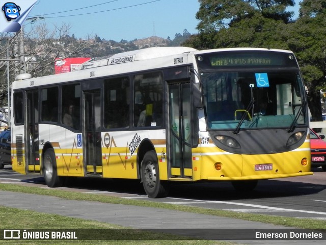 Companhia Carris Porto-Alegrense 0249 na cidade de Porto Alegre, Rio Grande do Sul, Brasil, por Emerson Dorneles. ID da foto: 12068720.
