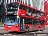 Metroline VWH2425 na cidade de London, Greater London, Inglaterra, por Fábio Takahashi Tanniguchi. ID da foto: :id.
