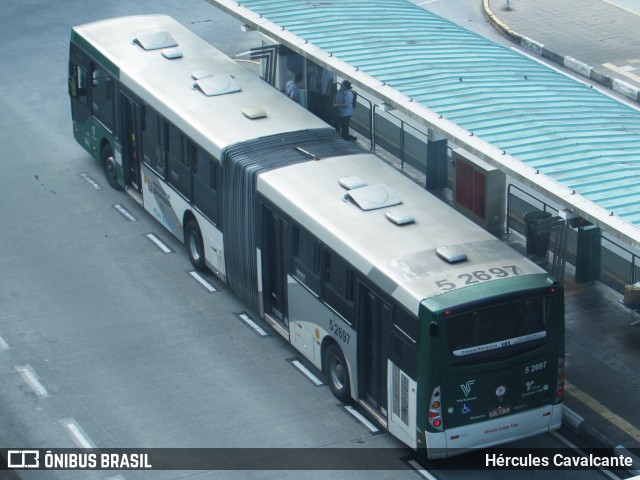 Via Sudeste Transportes S.A. 5 2697 na cidade de São Paulo, São Paulo, Brasil, por Hércules Cavalcante. ID da foto: 12071971.