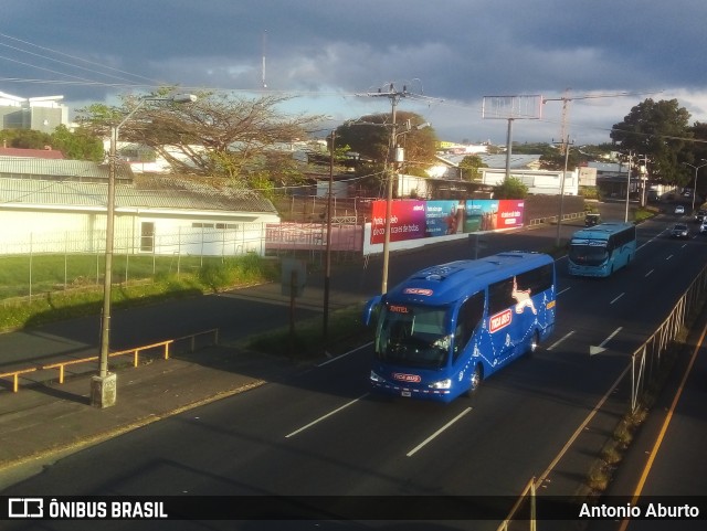 Tica Bus Transportes Internacionales Centroamericanos 117 na cidade de La Uruca, San José, San José, Costa Rica, por Antonio Aburto. ID da foto: 12071452.
